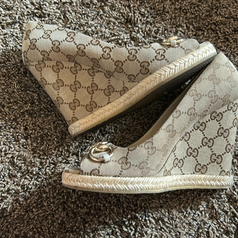 Gucci Brown Wedge Shoes with Peep-Toe Design - Picture 6 of 7